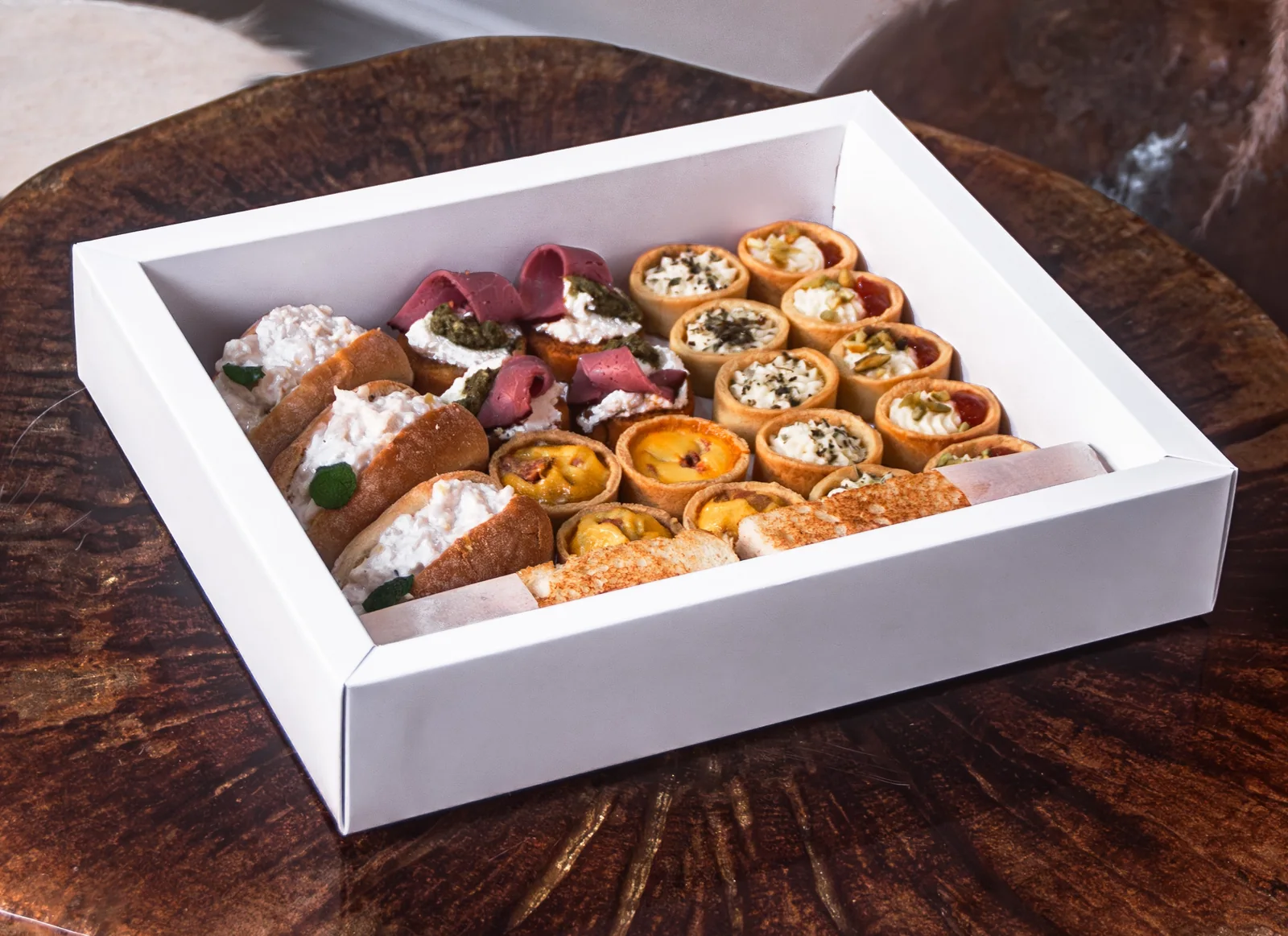 Box de canapés variados do ateliê Joel Abreu