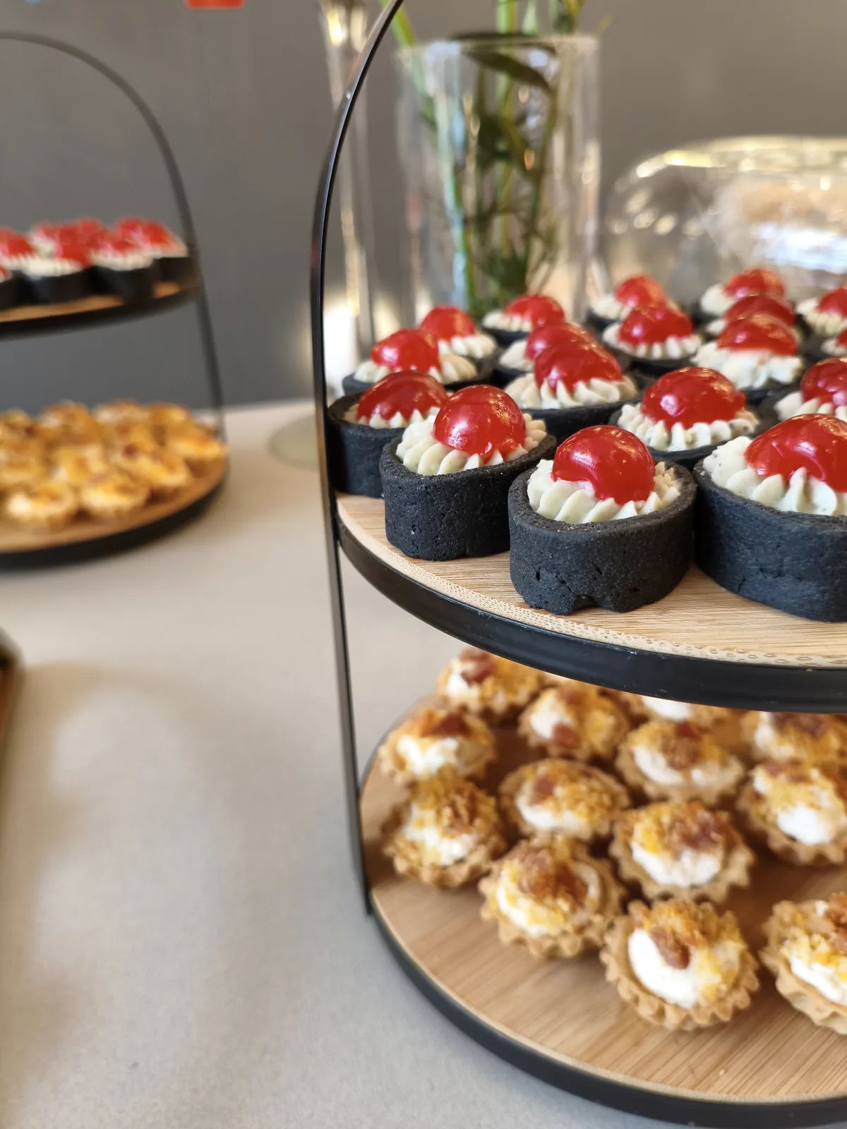 Canapé de gorgonzola com cereja e tartelete de creme de palmito com bacon