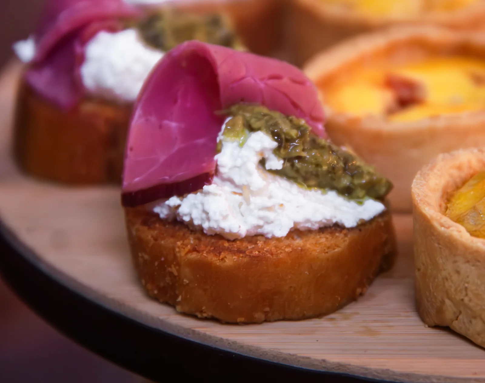 Crostini de pastrami com creme de queijo e pesto