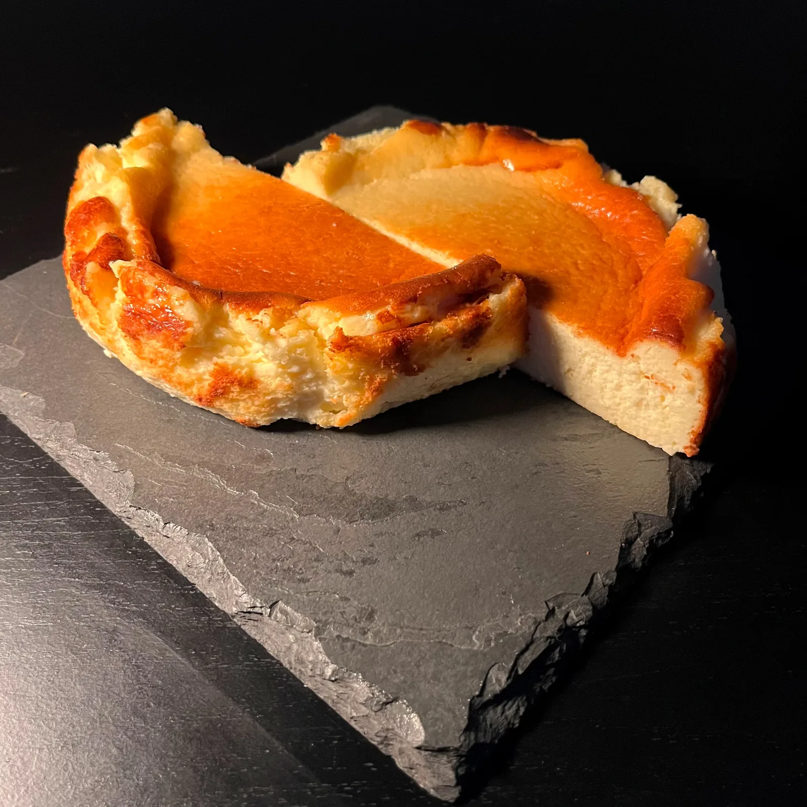 Torta basca do ateliê Joel Abreu servida sobre ardósia