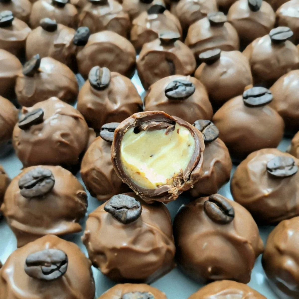 Chocolate de autor do ateliê, finalizado com folha de ouro