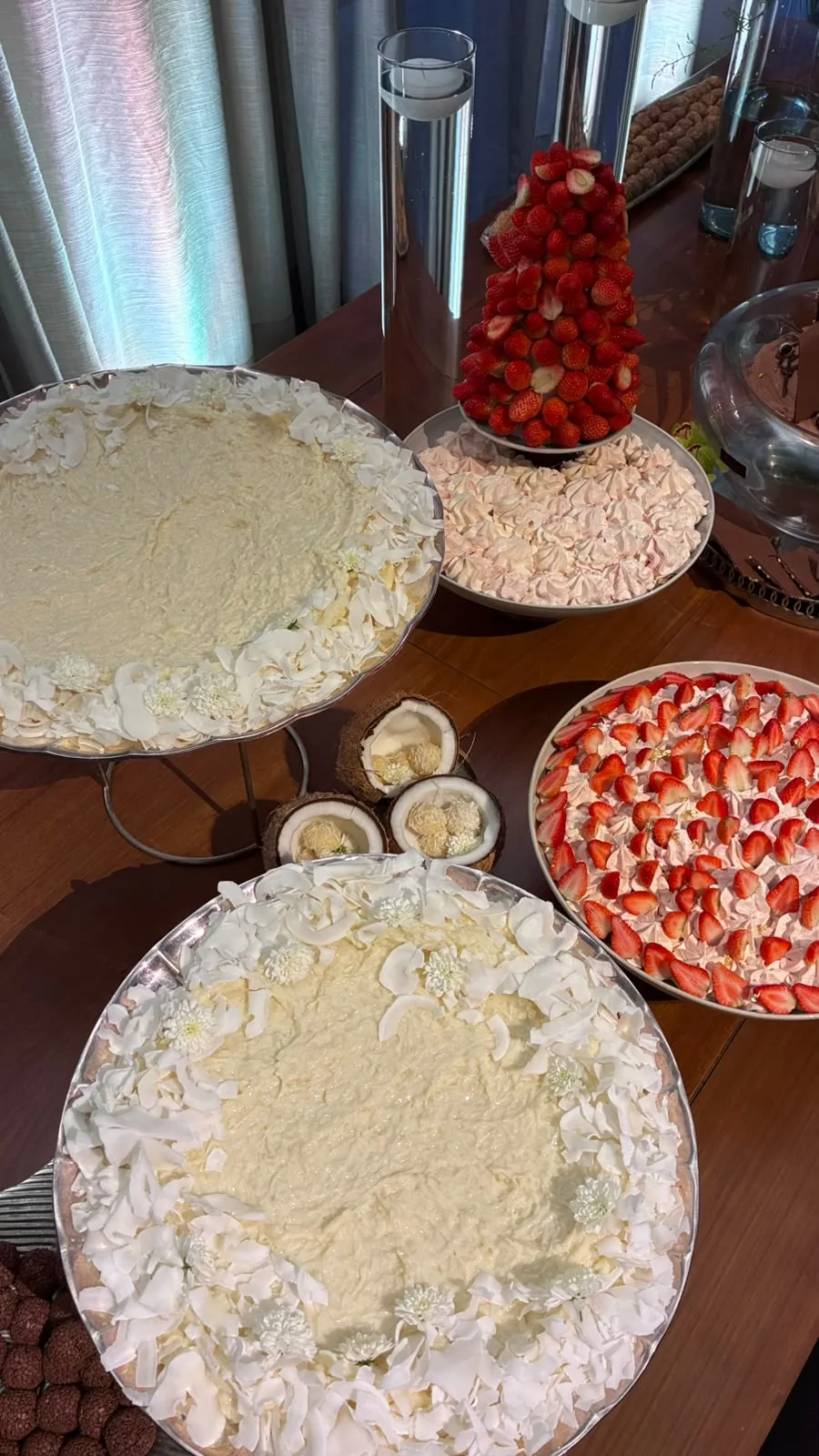 Mesa de canapés montada pelo ateliê Joel Abreu em evento